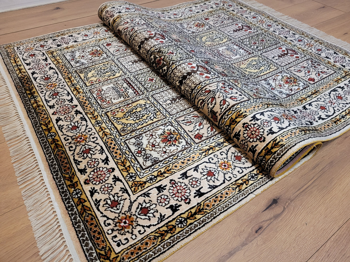 Hereke Teppich Seide feine Knüpfung Feldermotiv