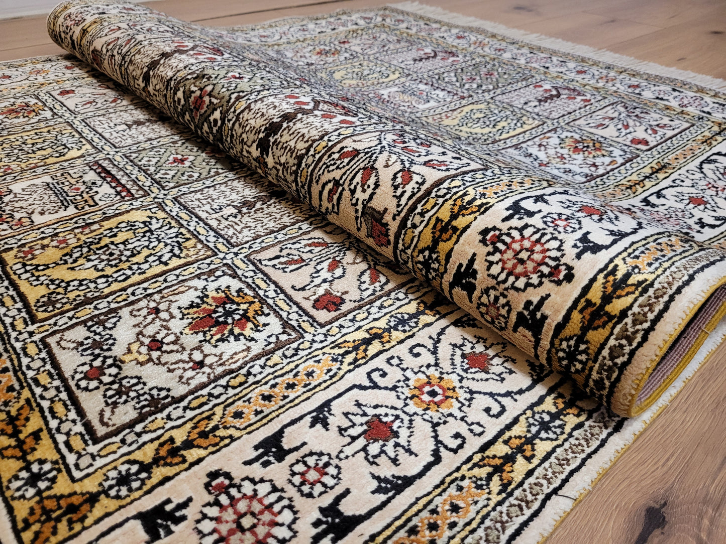 Hereke Teppich Seide feine Knüpfung Feldermotiv