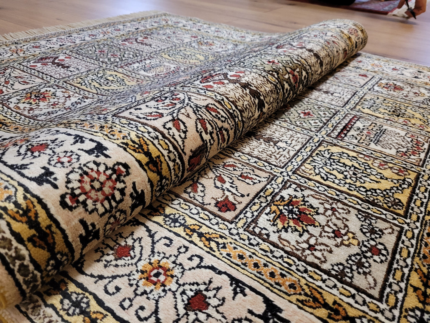 Hereke Teppich Seide feine Knüpfung Feldermotiv