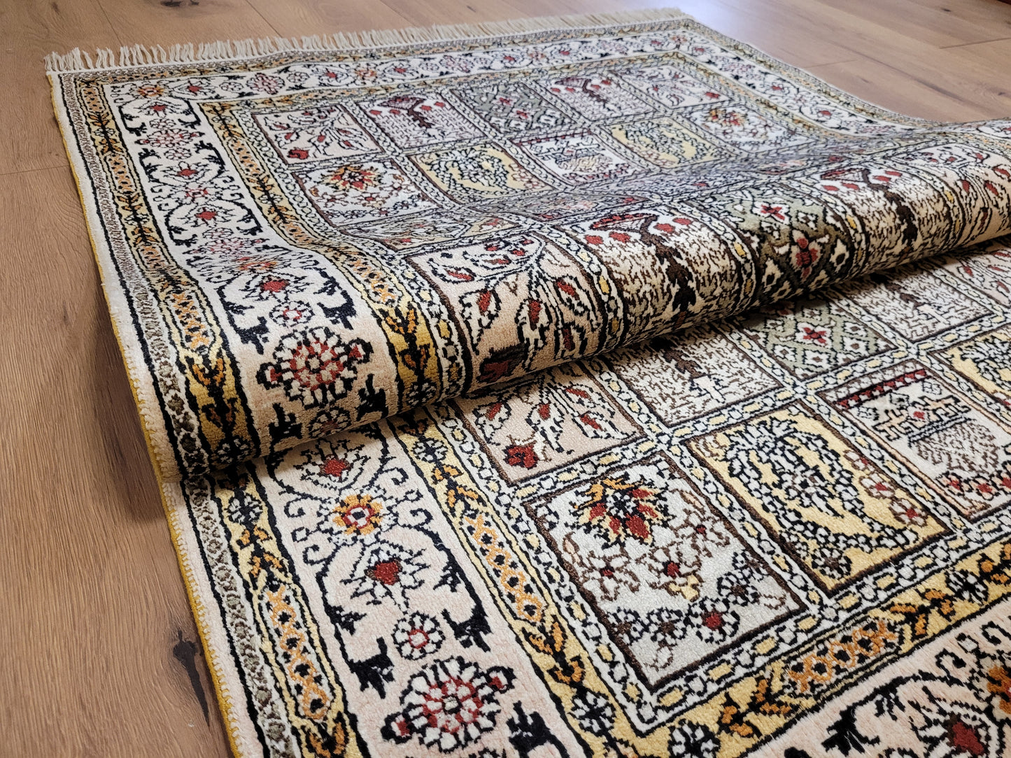 Hereke Teppich Seide feine Knüpfung Feldermotiv