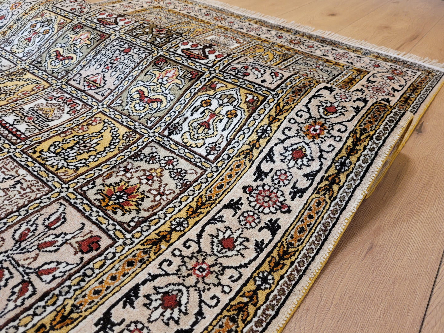 Hereke Teppich Seide feine Knüpfung Feldermotiv