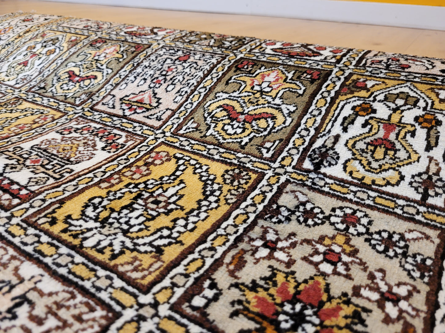 Hereke Teppich Seide feine Knüpfung Feldermotiv