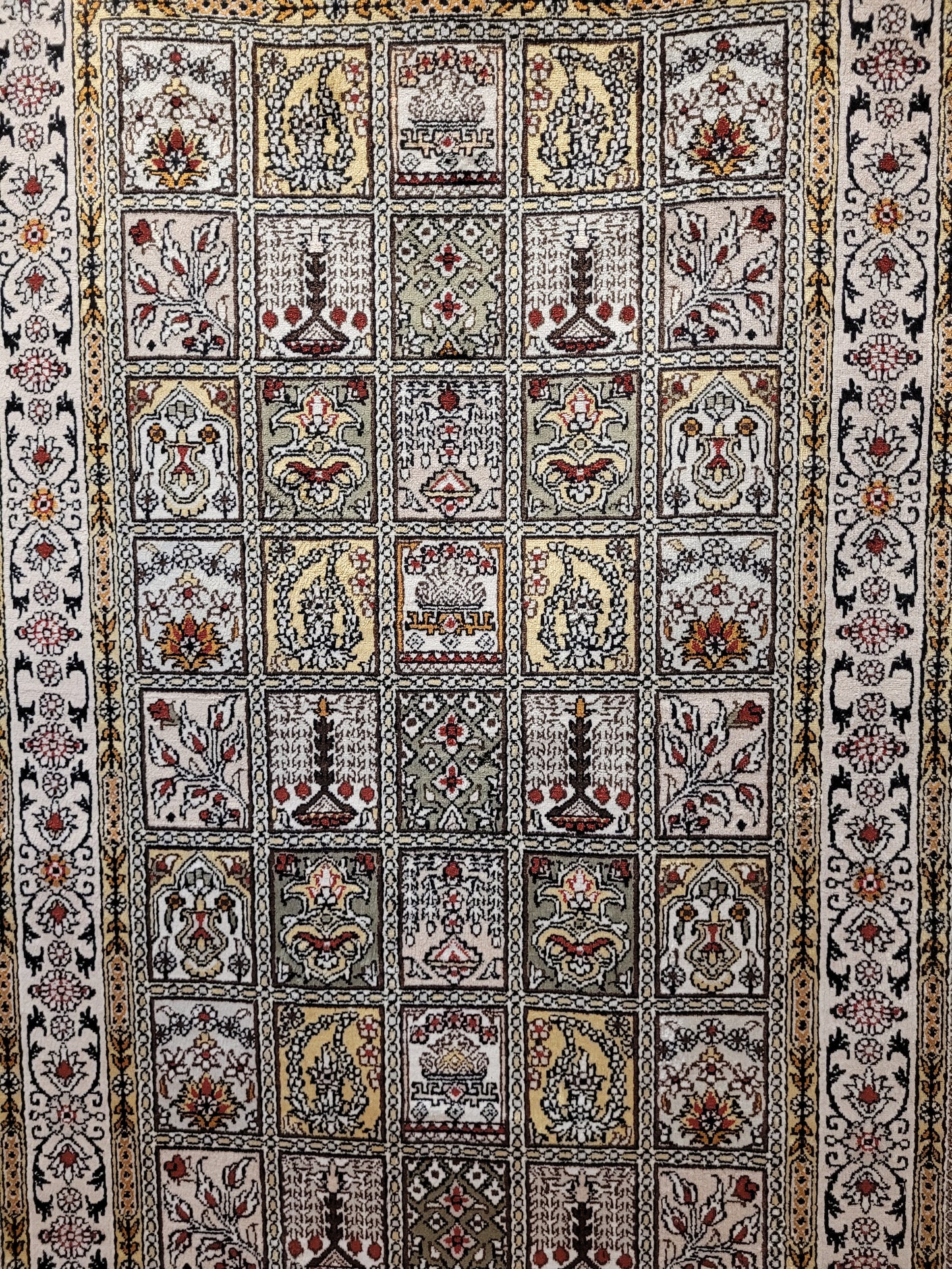 Hereke Teppich Seide feine Knüpfung Feldermotiv