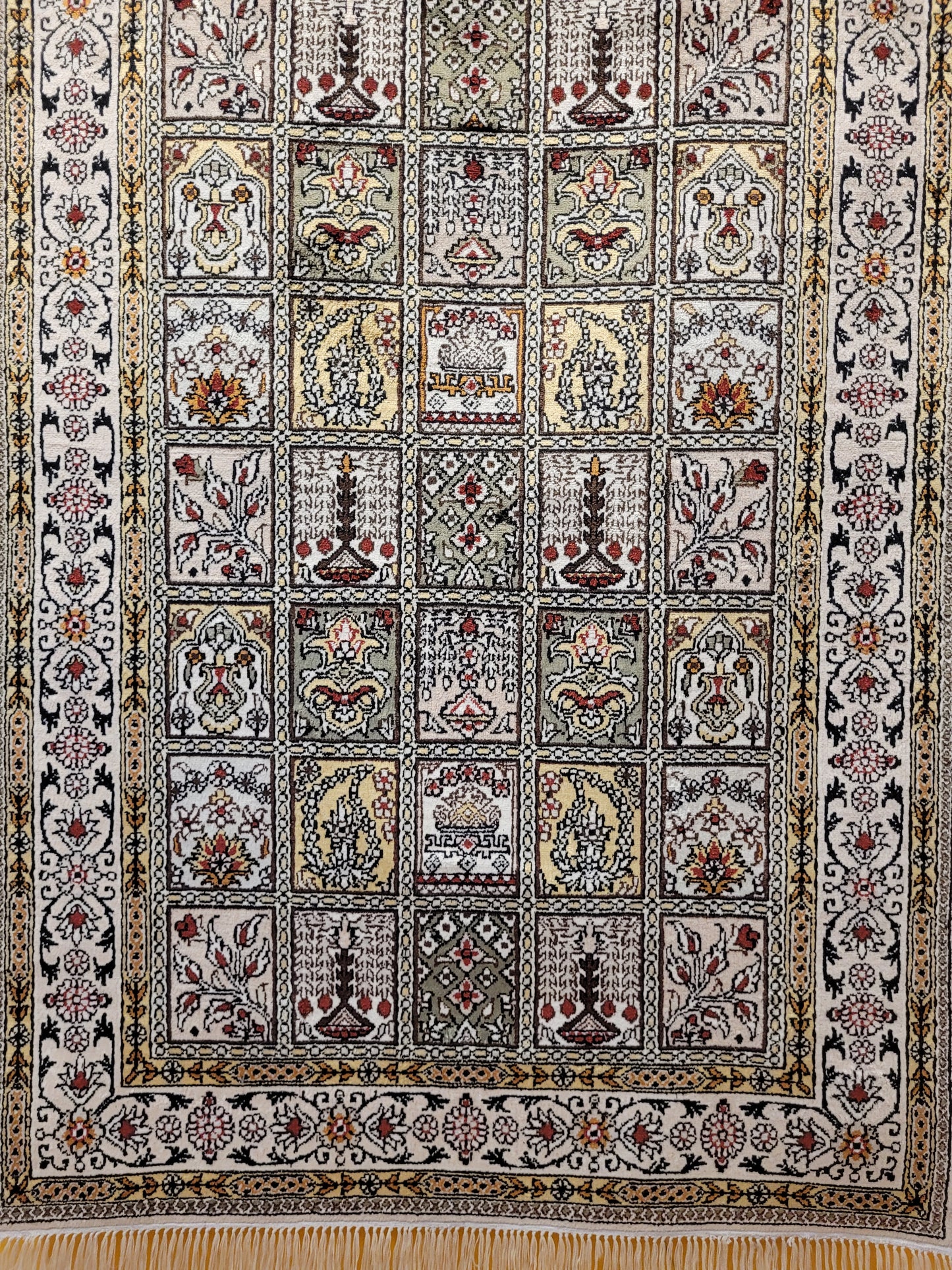 Hereke Teppich Seide feine Knüpfung Feldermotiv