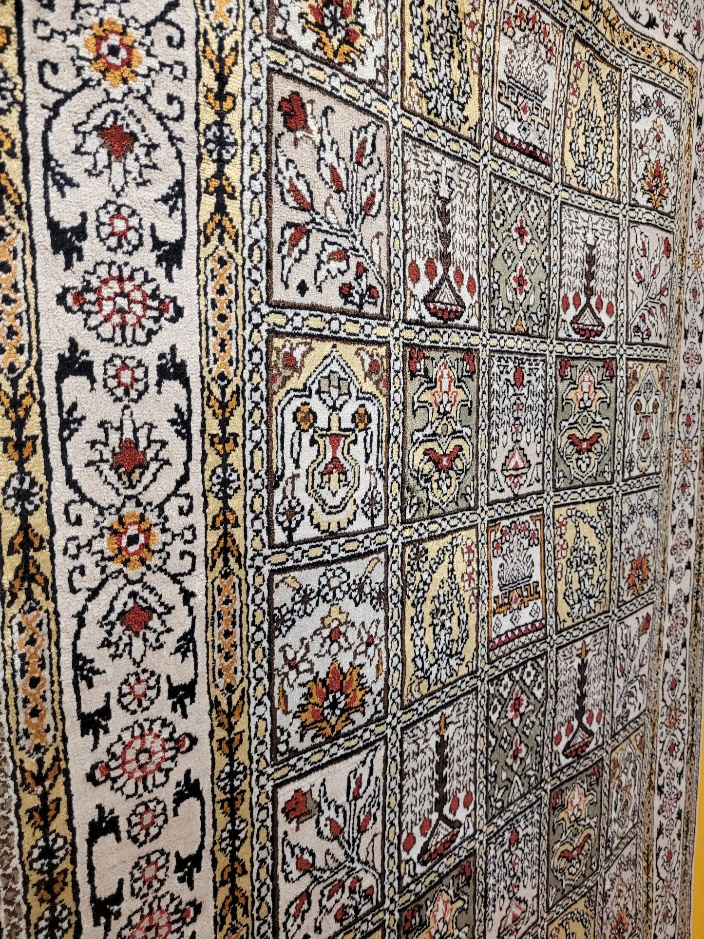 Hereke Teppich Seide feine Knüpfung Feldermotiv