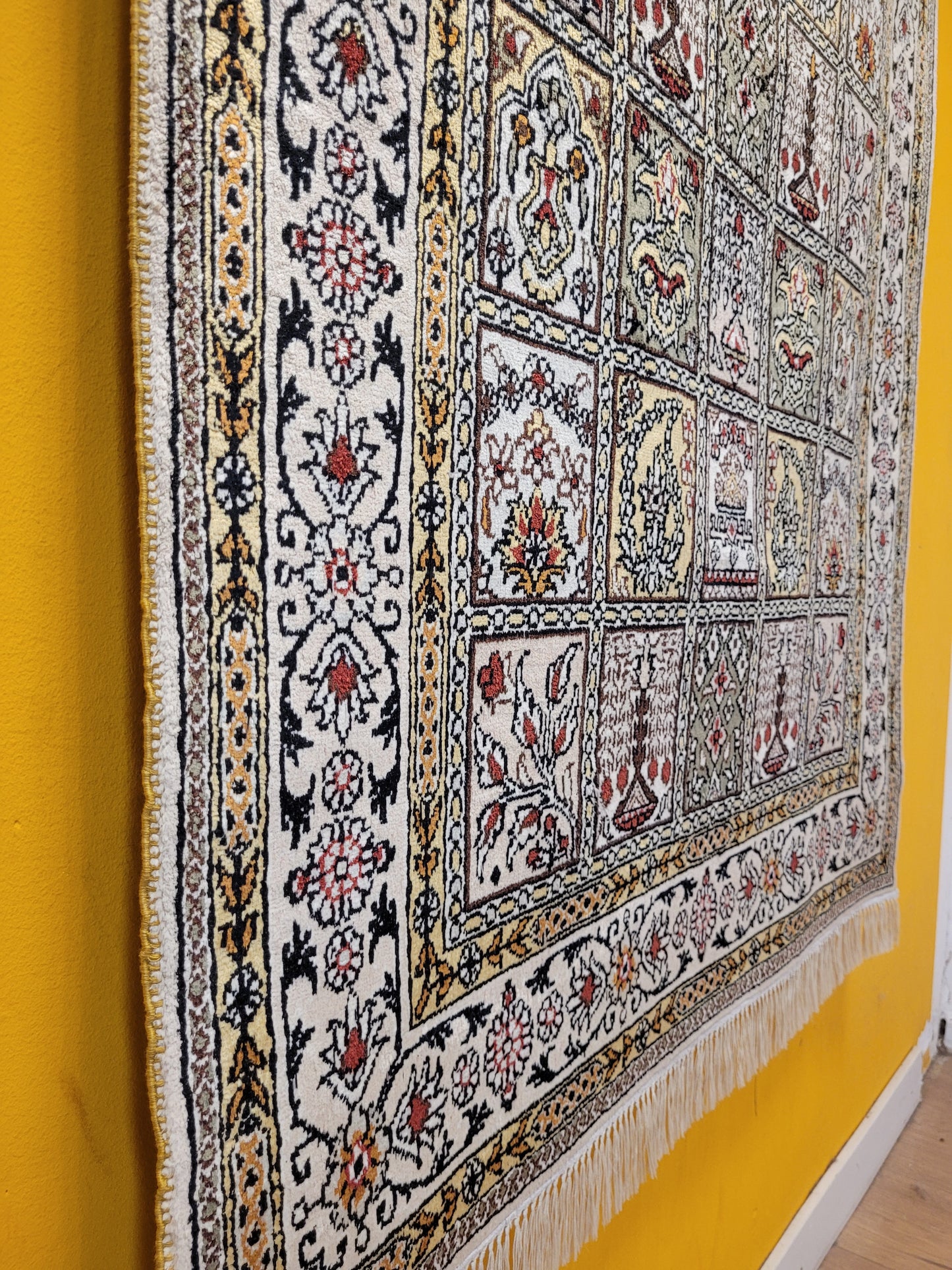 Hereke Teppich Seide feine Knüpfung Feldermotiv