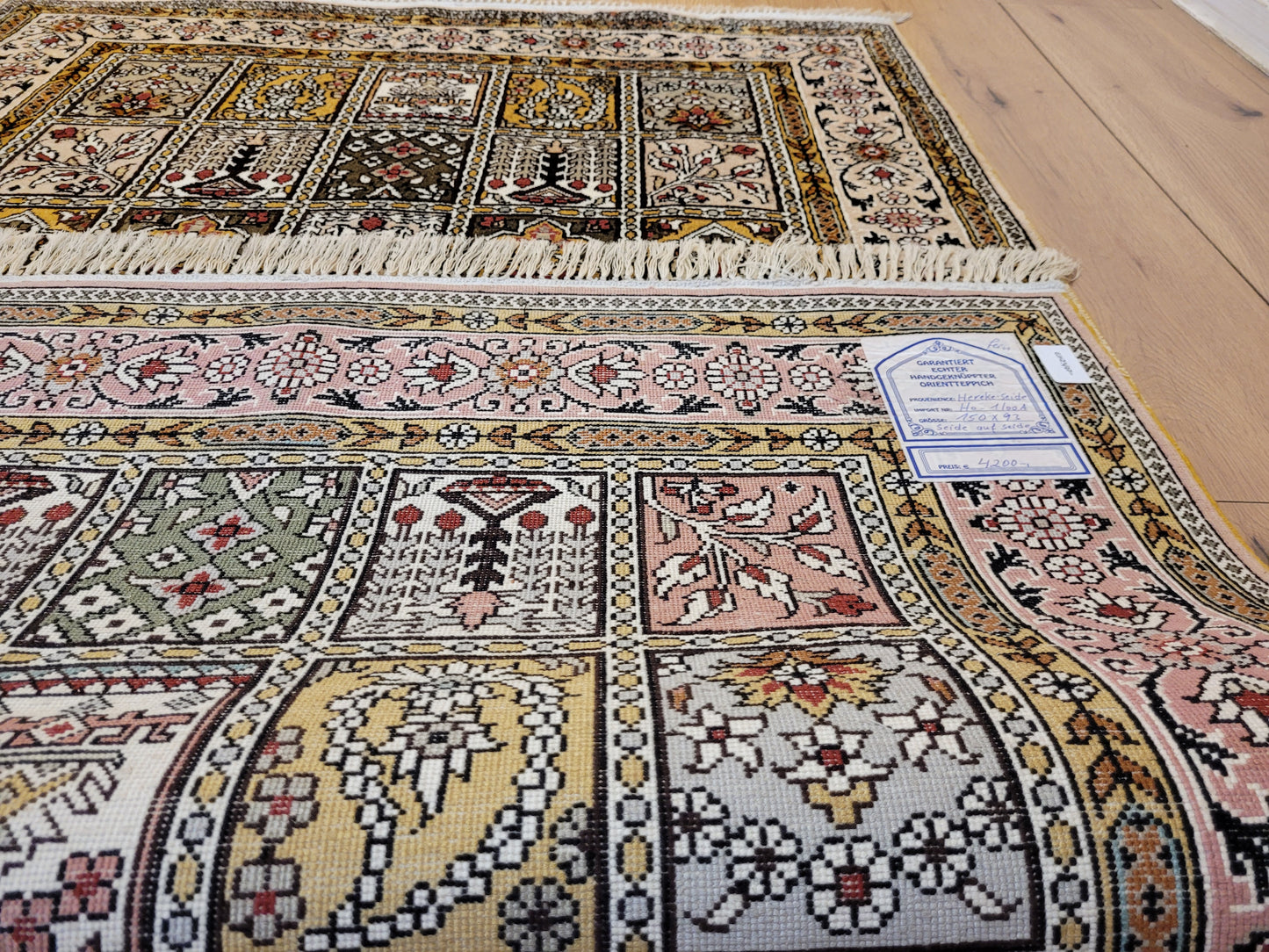 Hereke Teppich Seide feine Knüpfung Feldermotiv