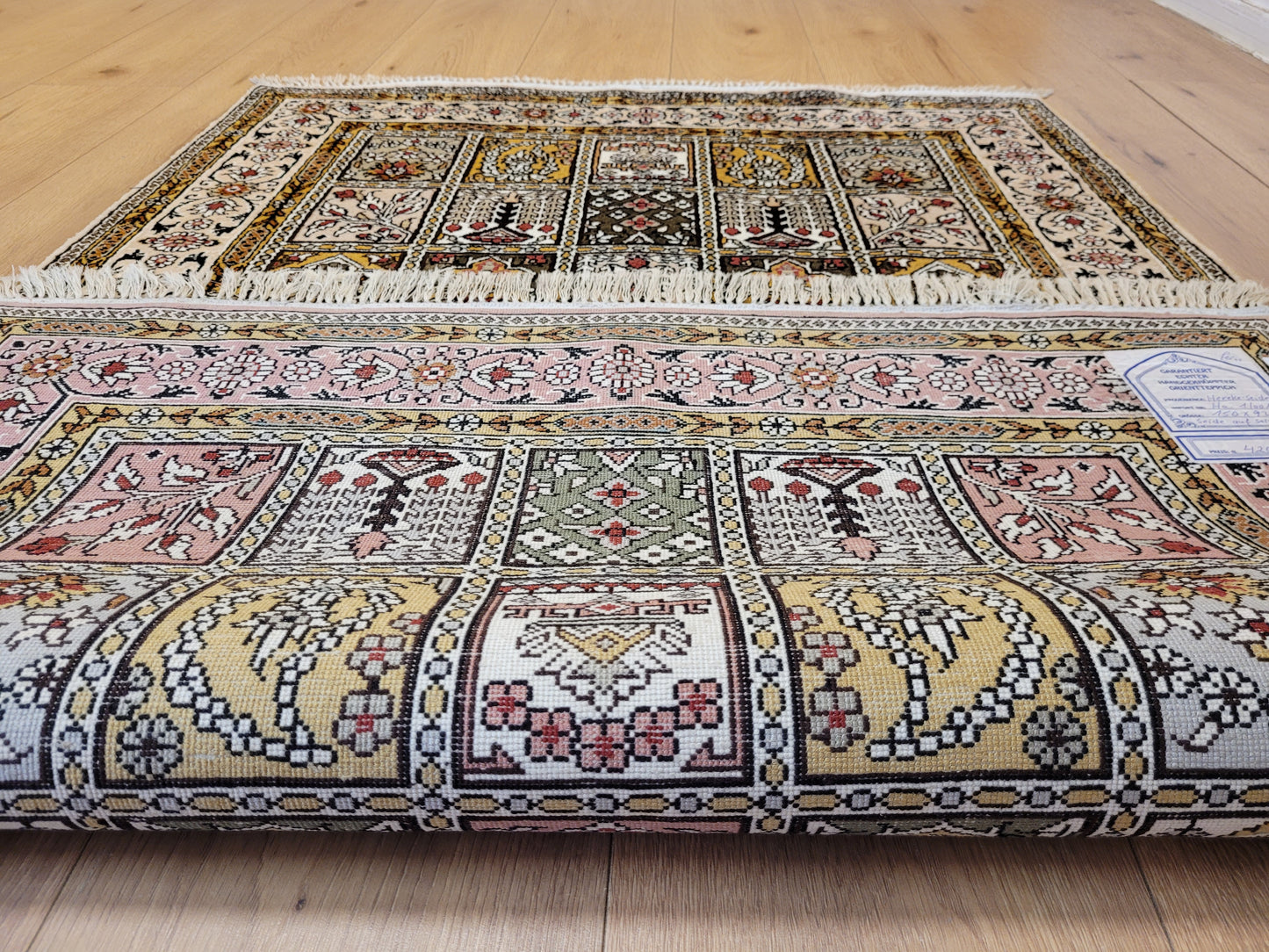 Hereke Teppich Seide feine Knüpfung Feldermotiv