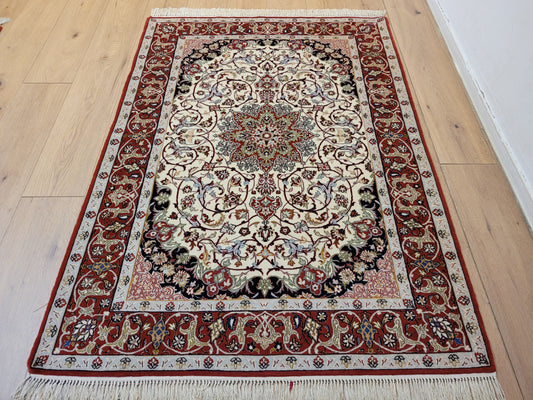 Isfahan Teppich Korkwolle Seide fein handgeknüpft