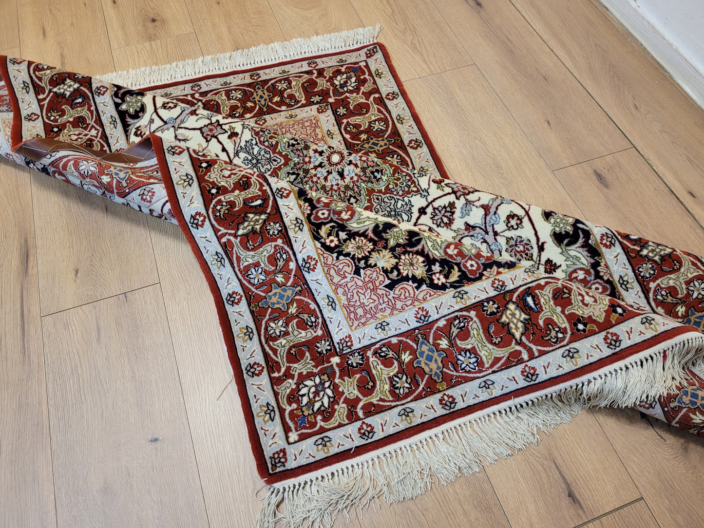 Isfahan Teppich Korkwolle Seide fein handgeknüpft