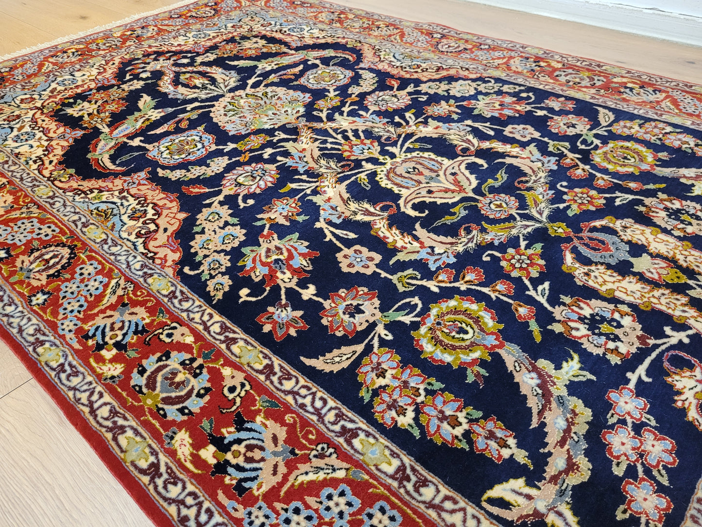 Isfahan Teppich Korkwolle Seide fein handgeknüpft 164x106 cm