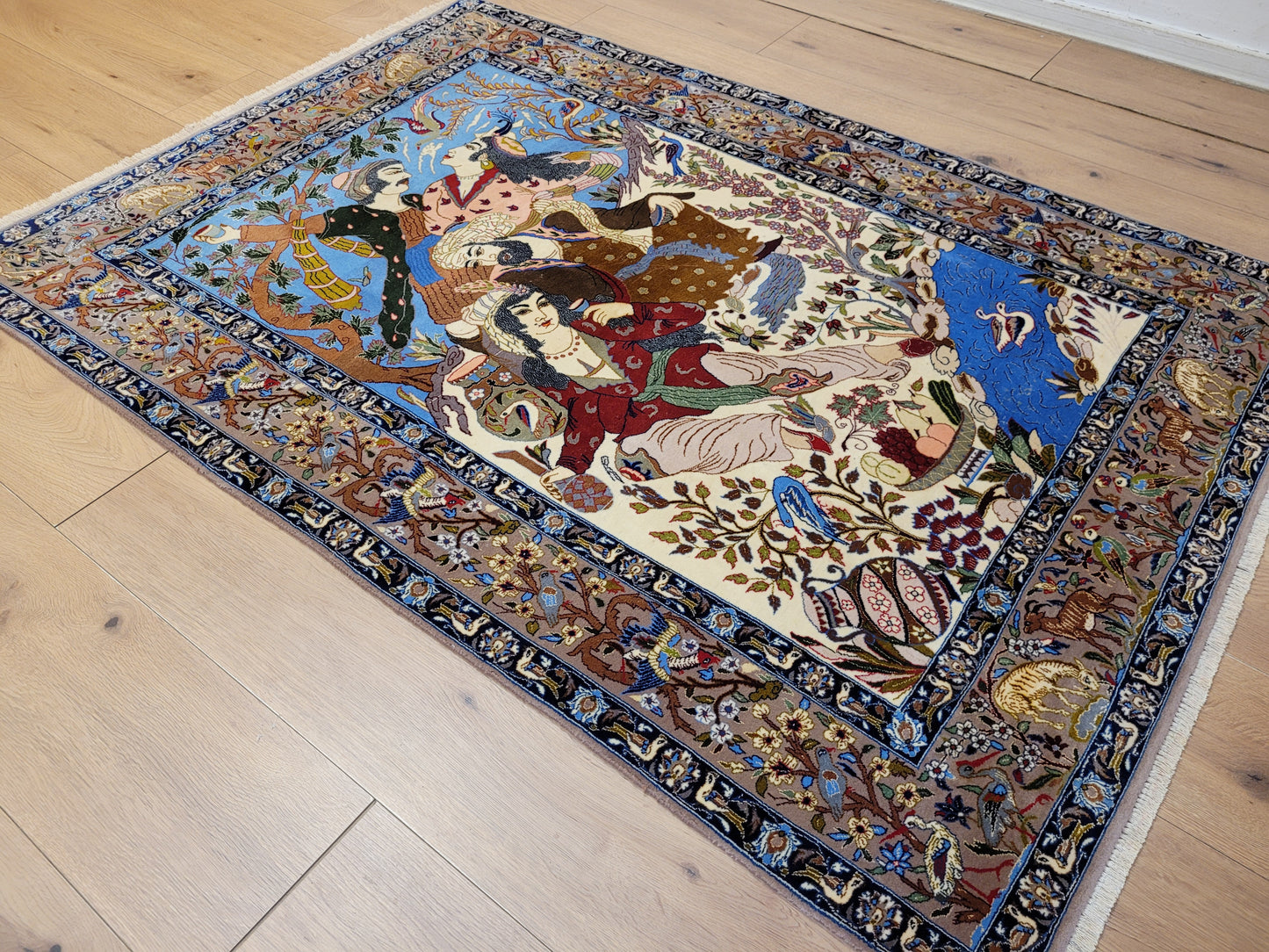 Isfahan Teppich Korkwolle Seide fein handgeknüpft figürlich 156x110 cm