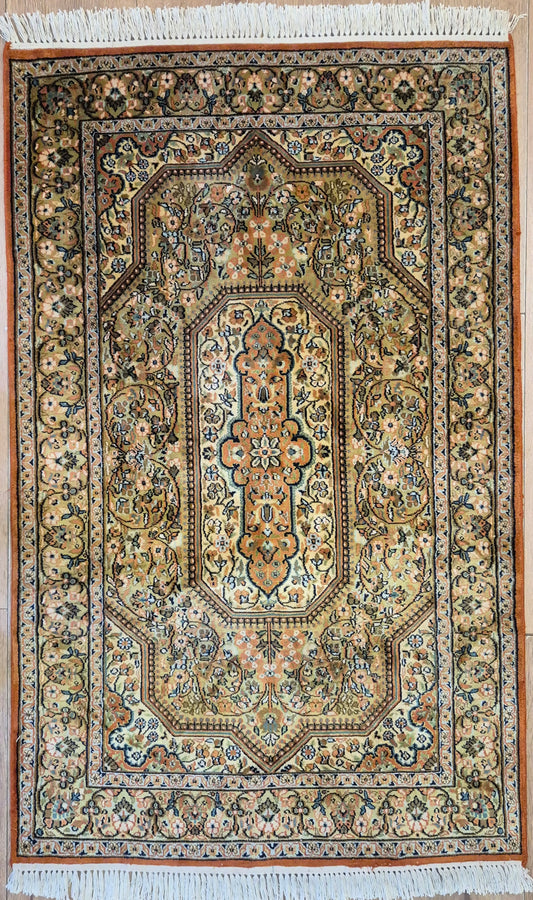 Kaschmir Seidenteppich Naturseide Medaillon fein