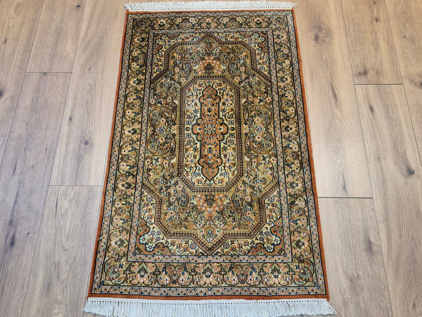 Kaschmir Seidenteppich Naturseide Medaillon fein