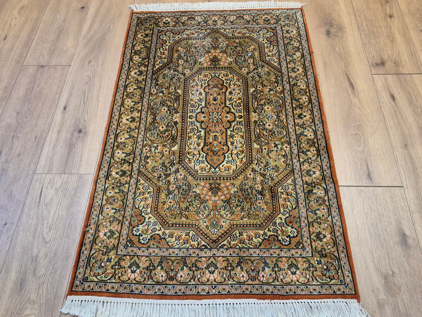 Kaschmir Seidenteppich Naturseide Medaillon fein