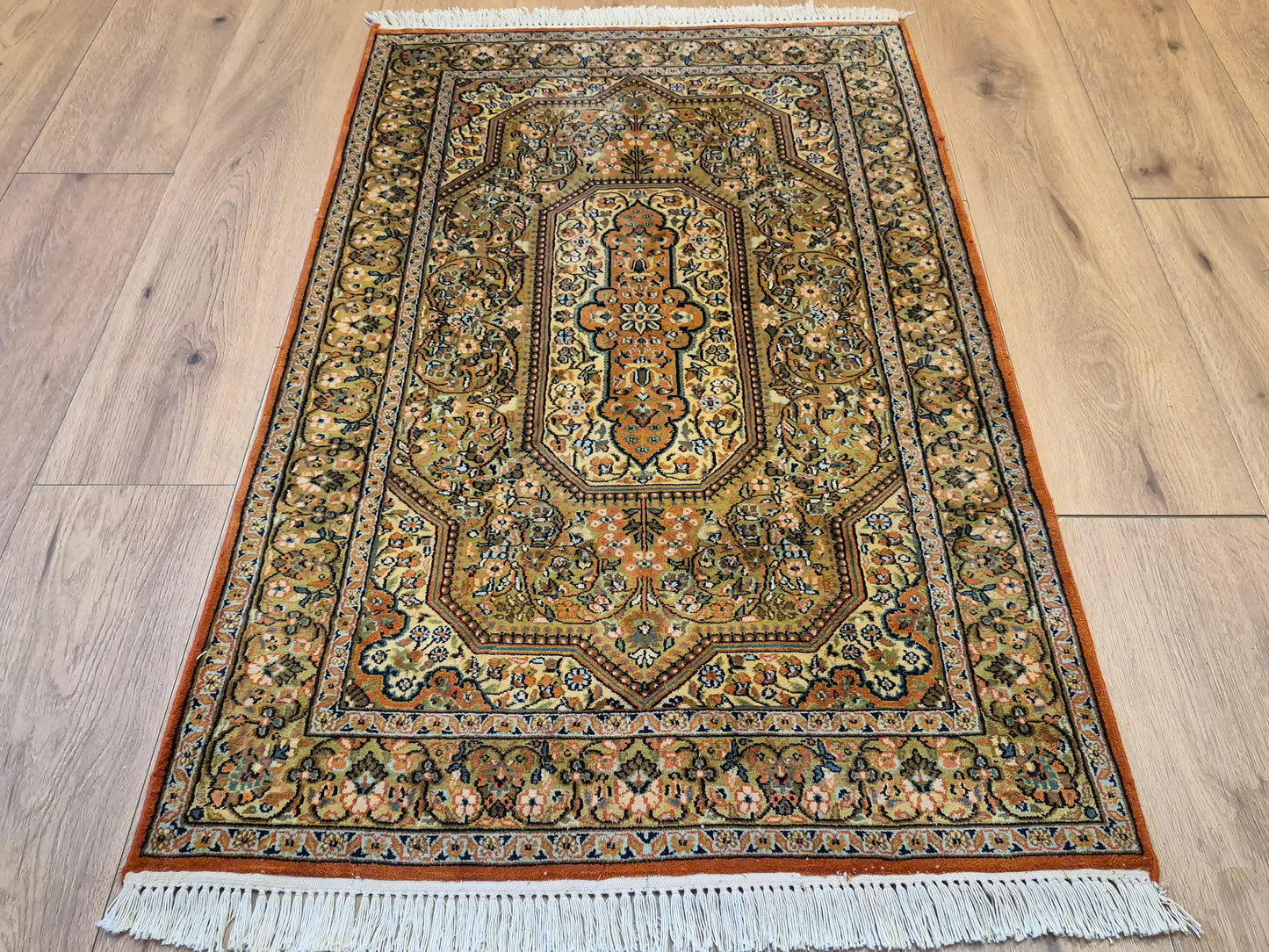 Kaschmir Seidenteppich Naturseide Medaillon fein