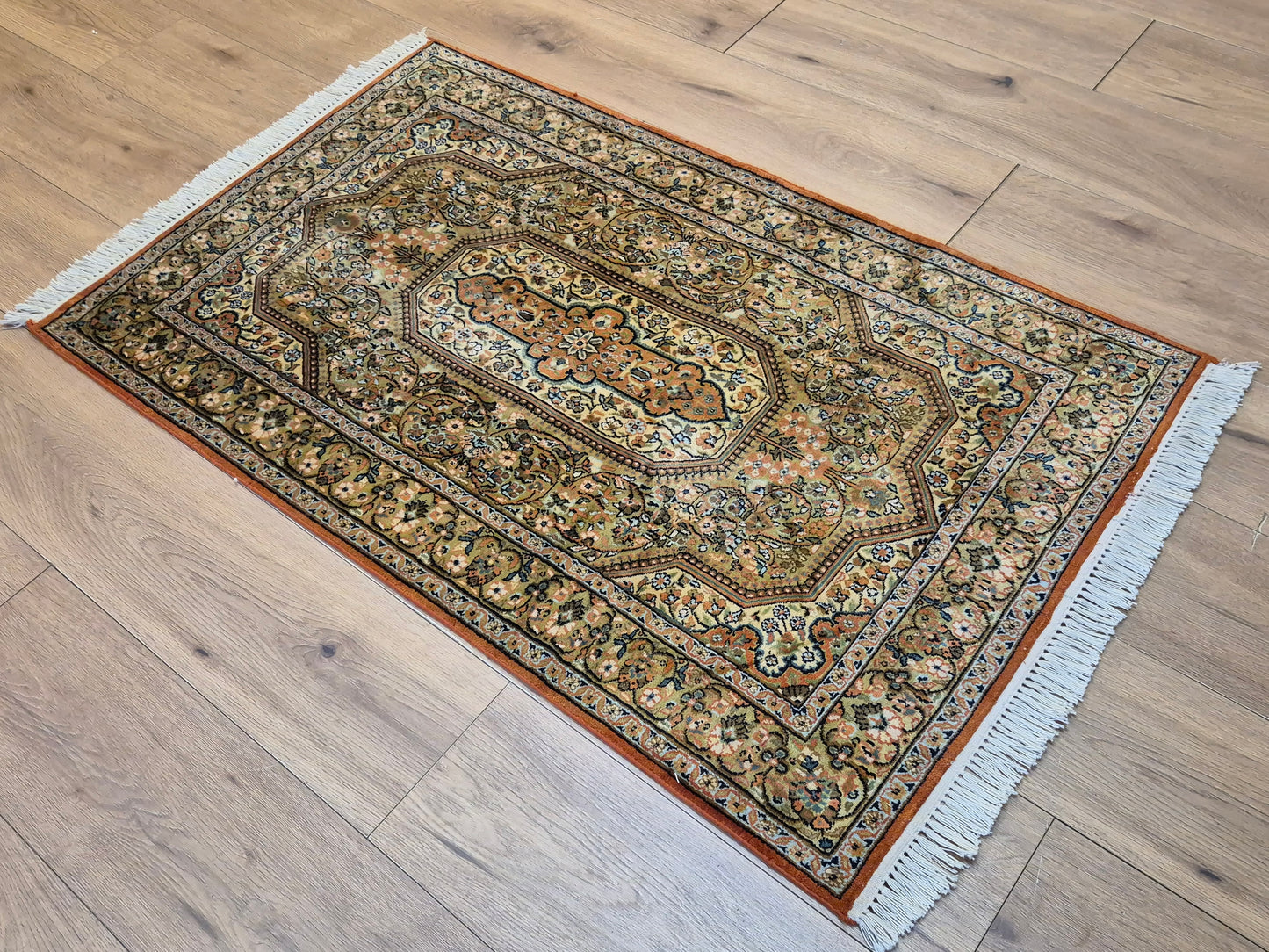 Kaschmir Seidenteppich Naturseide Medaillon fein