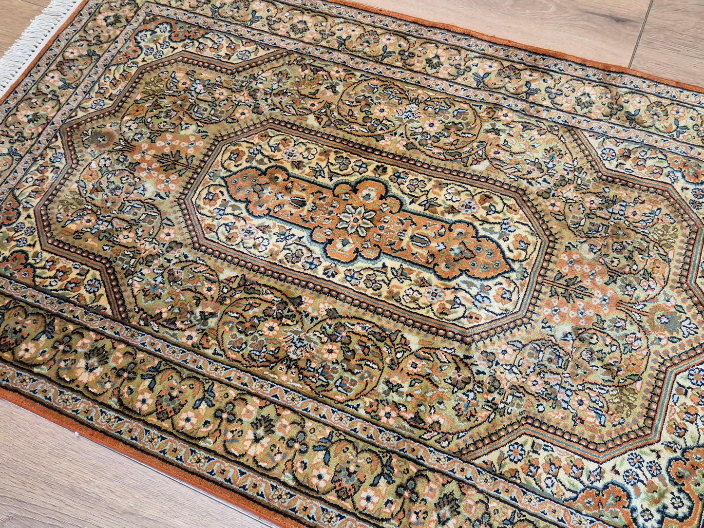 Kaschmir Seidenteppich Naturseide Medaillon fein