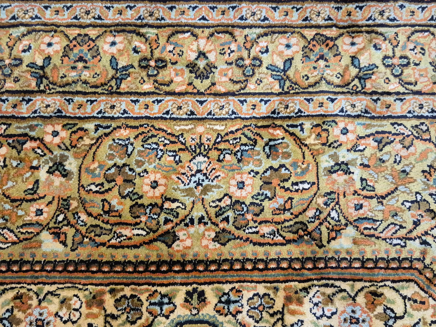 Kaschmir Seidenteppich Naturseide Medaillon fein