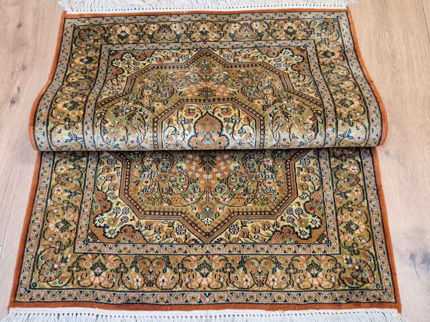 Kaschmir Seidenteppich Naturseide Medaillon fein