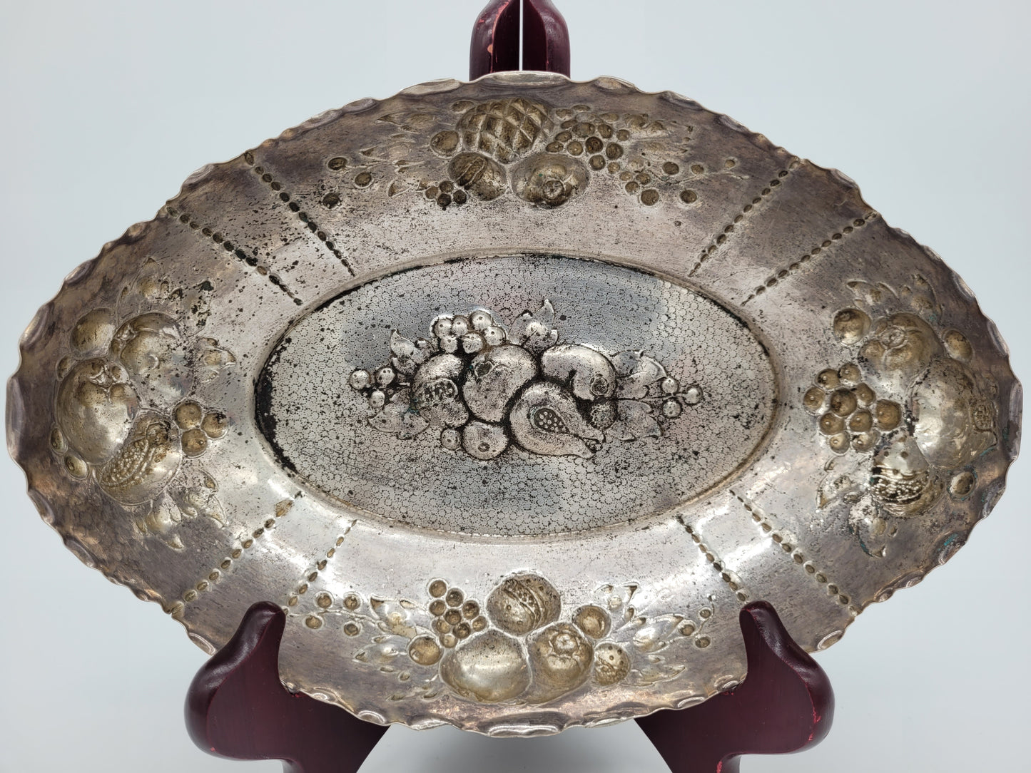 Versilberte Schale Obstschale mit Reliefdekor Obstdekor Dekorativ