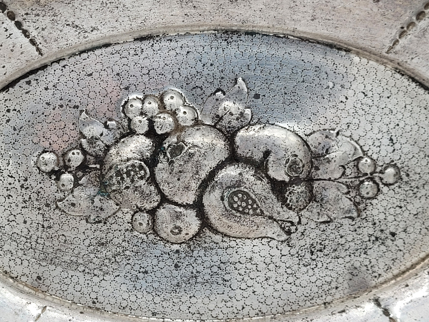 Versilberte Schale Obstschale mit Reliefdekor Obstdekor Dekorativ