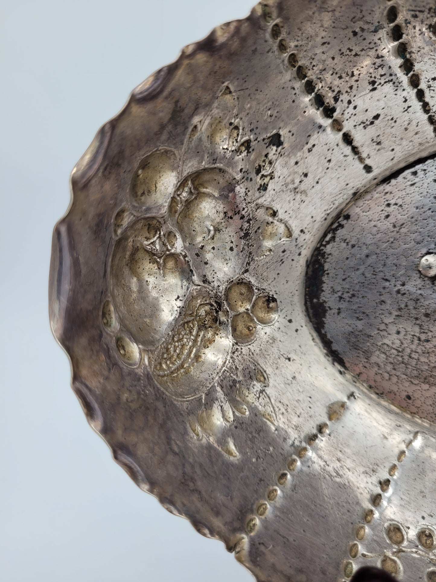 Versilberte Schale Obstschale mit Reliefdekor Obstdekor Dekorativ