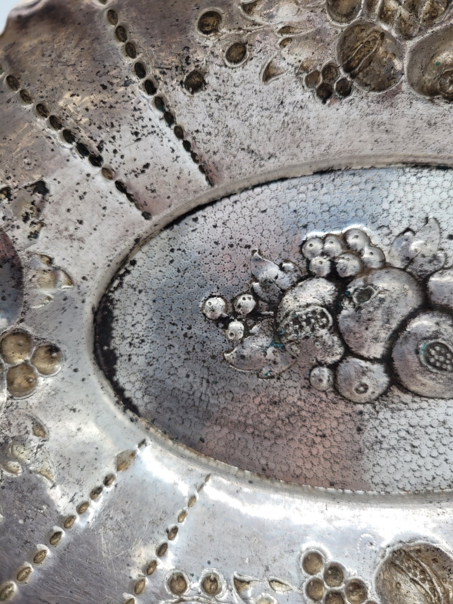 Versilberte Schale Obstschale mit Reliefdekor Obstdekor Dekorativ