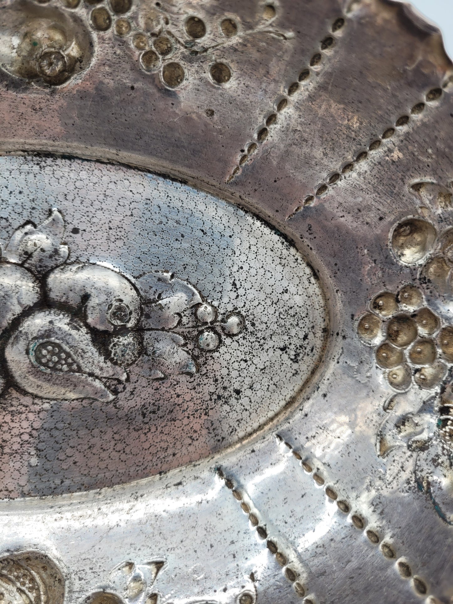 Versilberte Schale Obstschale mit Reliefdekor Obstdekor Dekorativ