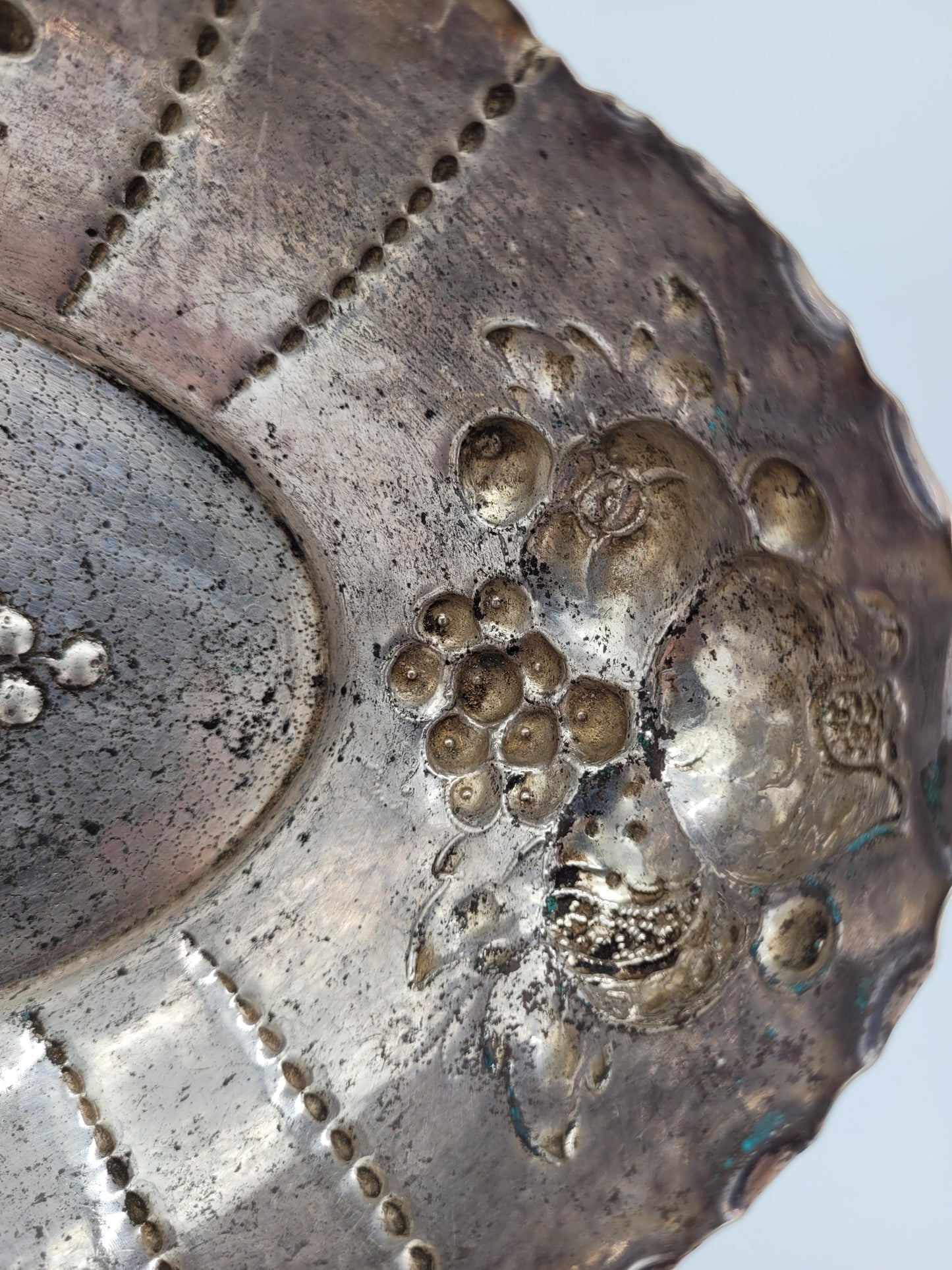 Versilberte Schale Obstschale mit Reliefdekor Obstdekor Dekorativ