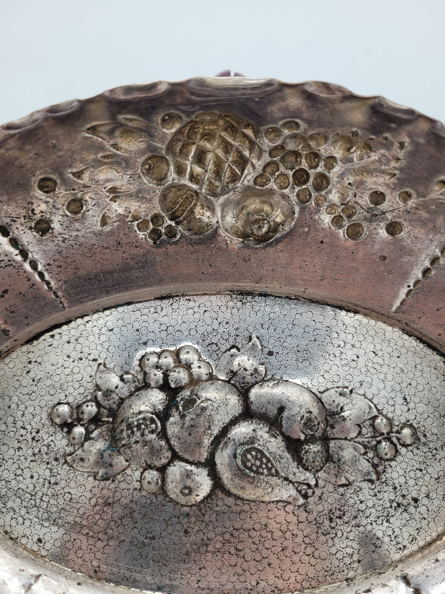 Versilberte Schale Obstschale mit Reliefdekor Obstdekor Dekorativ