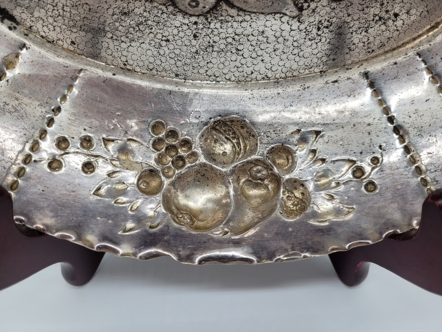 Versilberte Schale Obstschale mit Reliefdekor Obstdekor Dekorativ