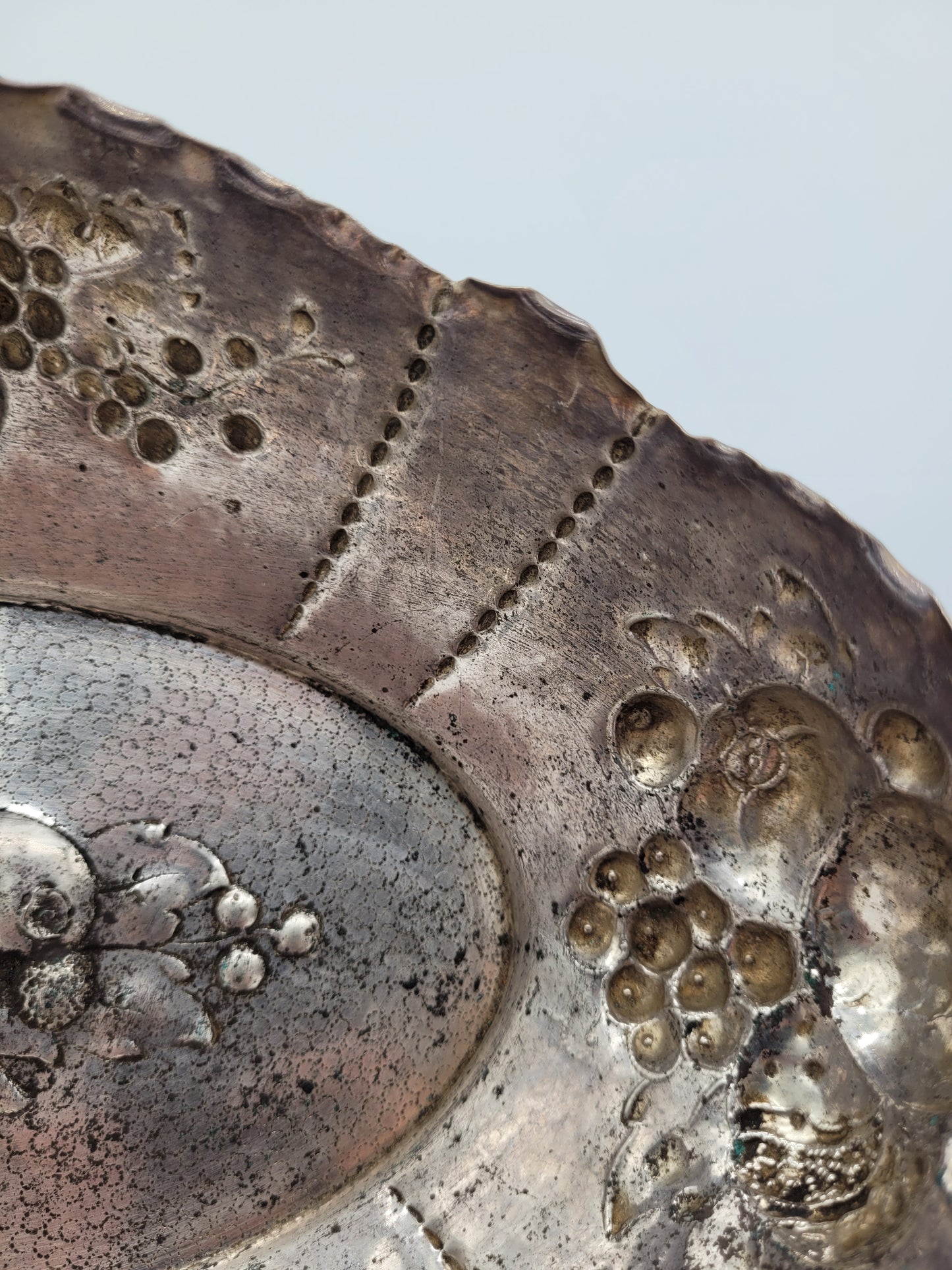 Versilberte Schale Obstschale mit Reliefdekor Obstdekor Dekorativ