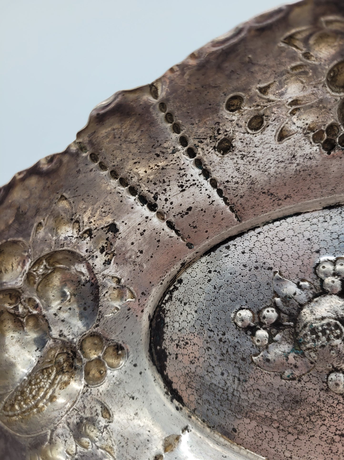 Versilberte Schale Obstschale mit Reliefdekor Obstdekor Dekorativ