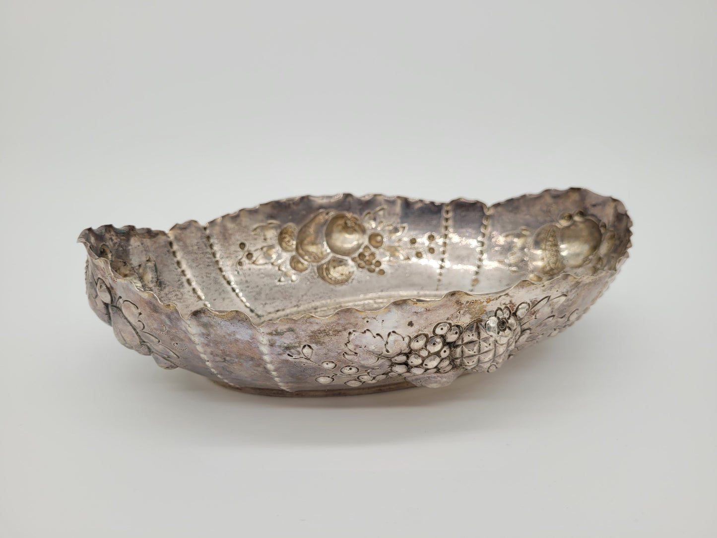 Versilberte Schale Obstschale mit Reliefdekor Obstdekor Dekorativ