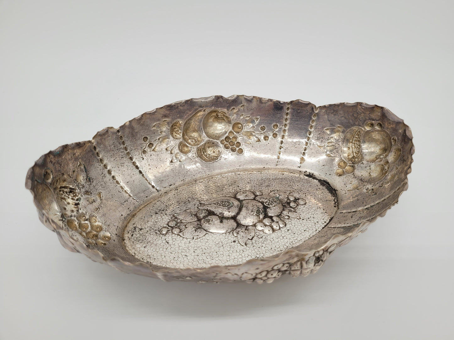 Versilberte Schale Obstschale mit Reliefdekor Obstdekor Dekorativ