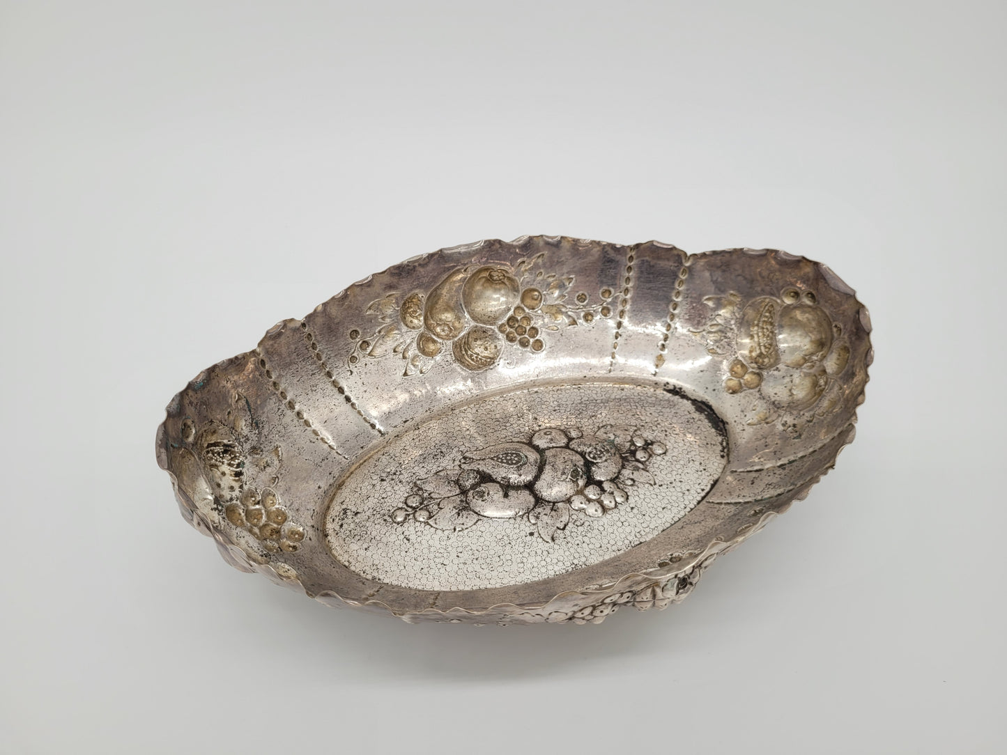 Versilberte Schale Obstschale mit Reliefdekor Obstdekor Dekorativ