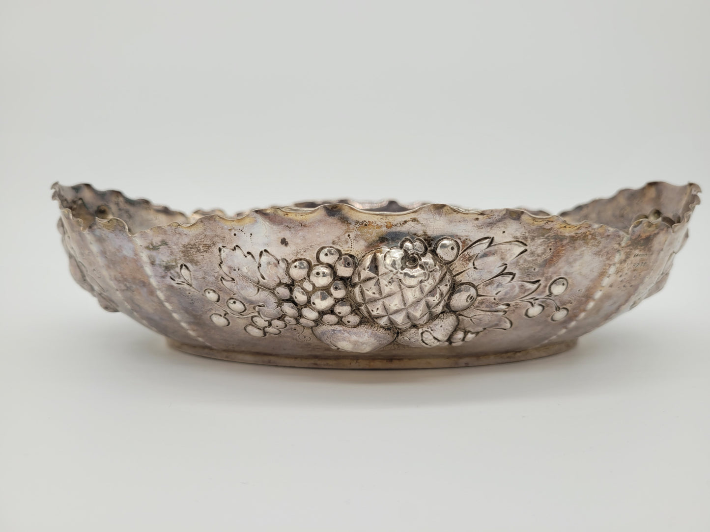 Versilberte Schale Obstschale mit Reliefdekor Obstdekor Dekorativ