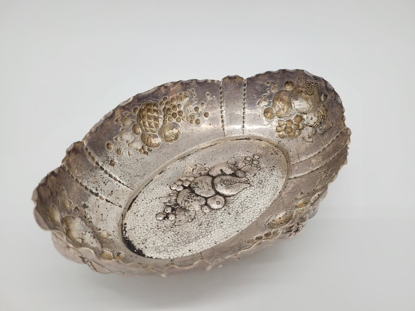 Versilberte Schale Obstschale mit Reliefdekor Obstdekor Dekorativ