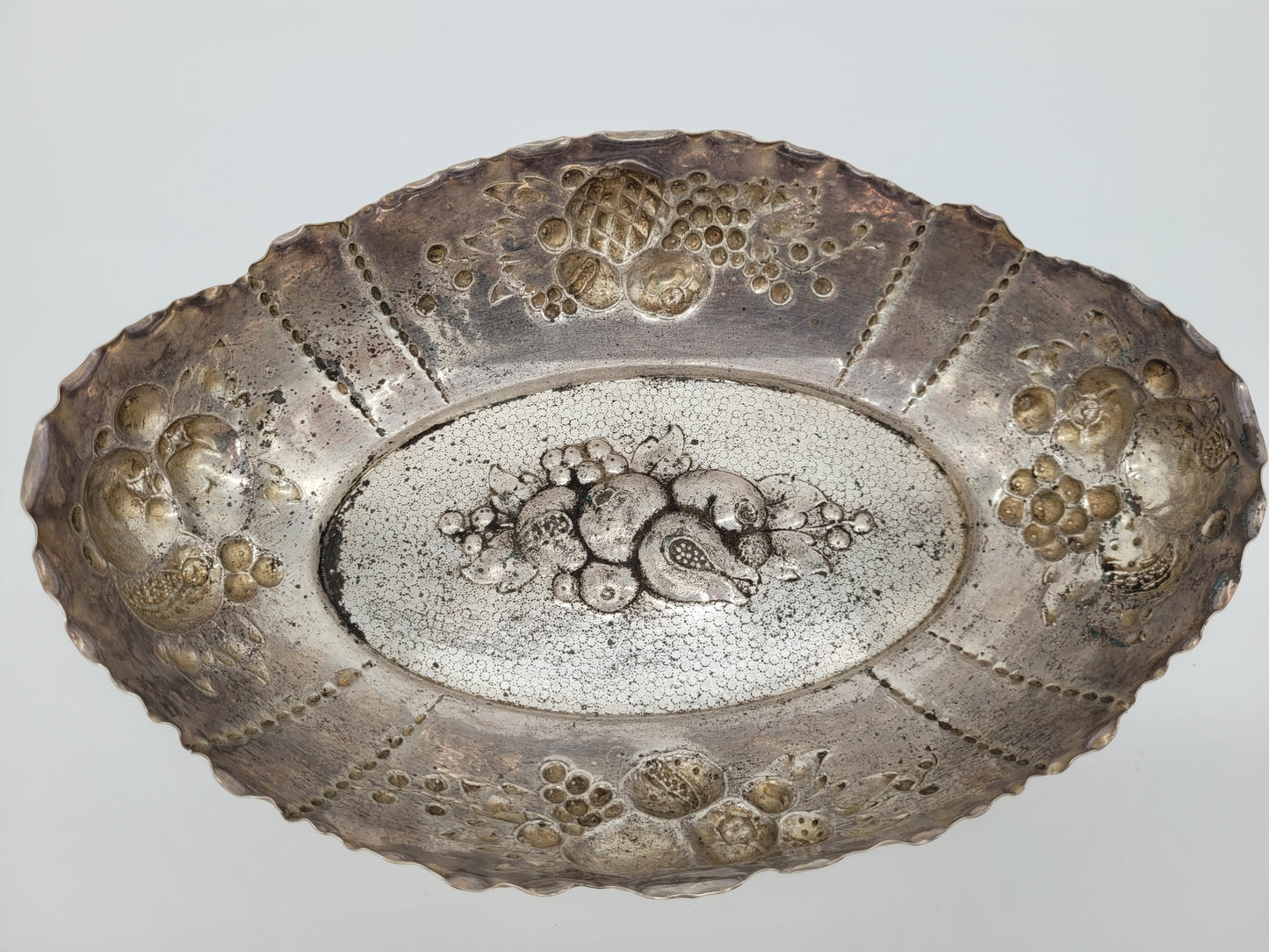 Versilberte Schale Obstschale mit Reliefdekor Obstdekor Dekorativ