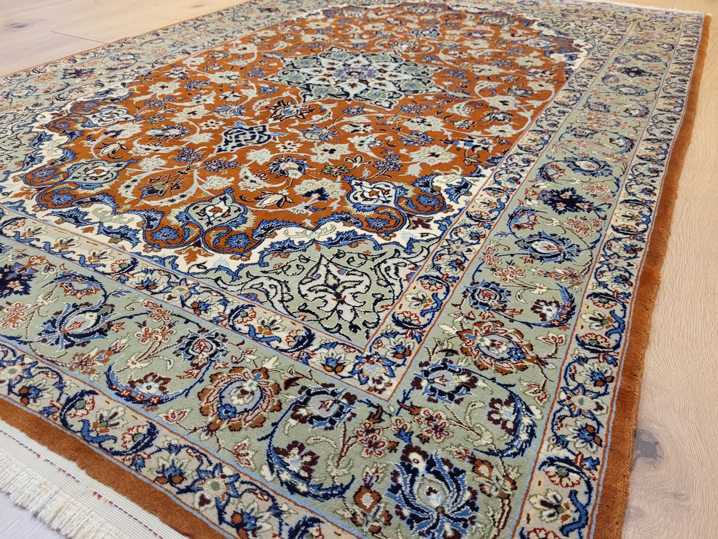 Isfahan Teppich Korkwolle Seide fein handgeknüpft