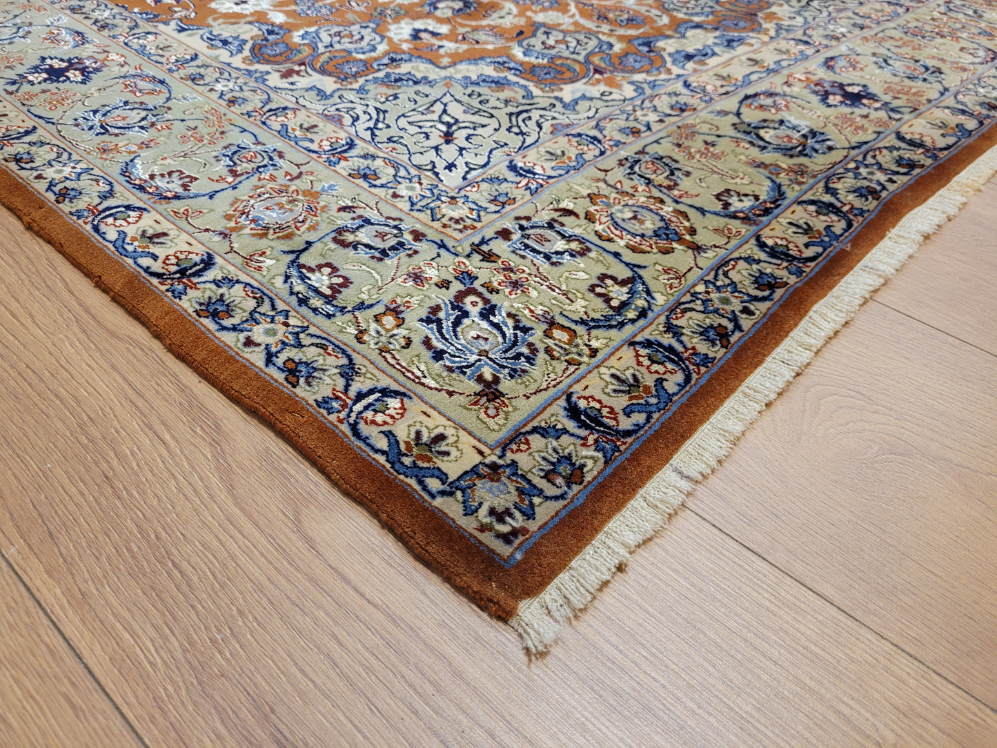 Isfahan Teppich Korkwolle Seide fein handgeknüpft