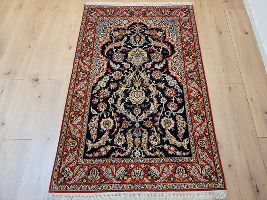 Isfahan Teppich Korkwolle Seide fein handgeknüpft