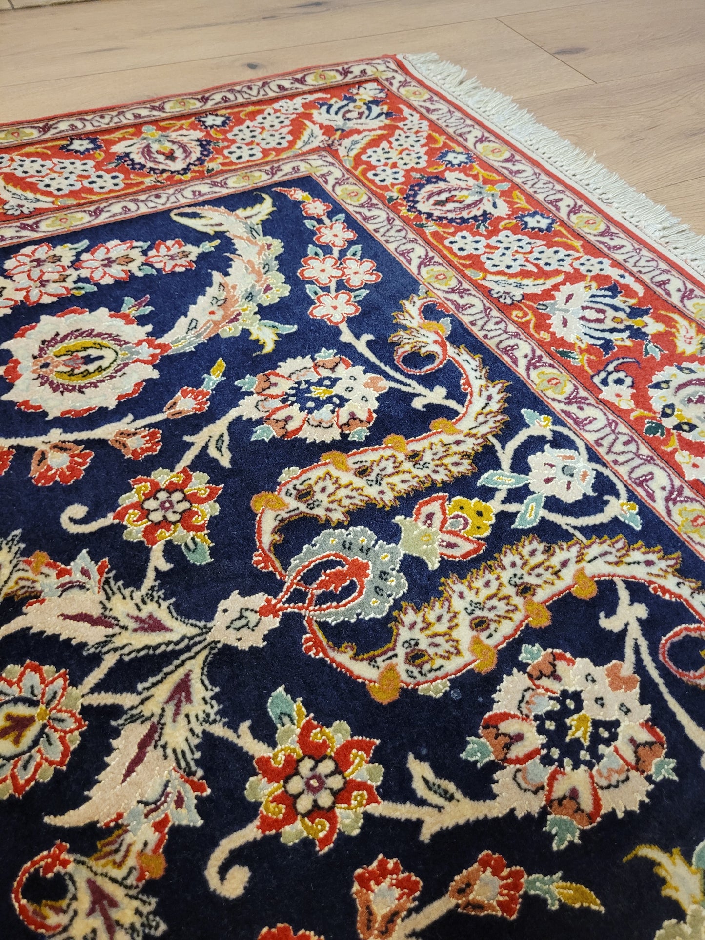 Isfahan Teppich Korkwolle Seide fein handgeknüpft