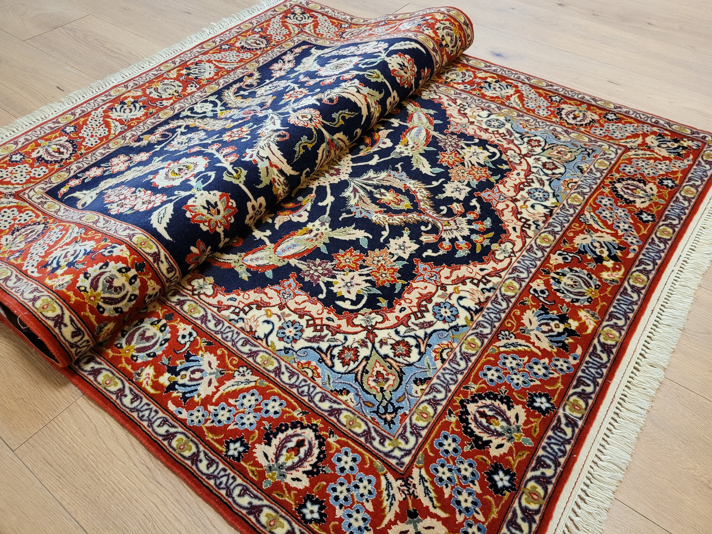 Isfahan Teppich Korkwolle Seide fein handgeknüpft