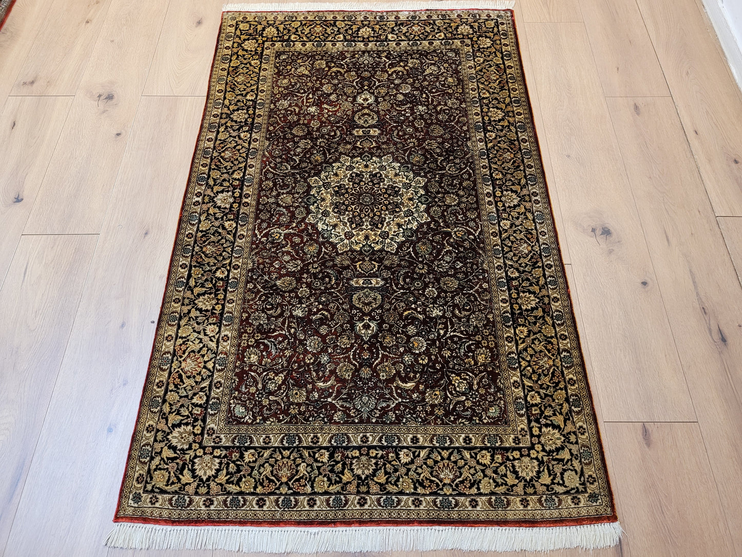 Hereke Teppich Seide auf Seide Medaillon feine Knüpfung