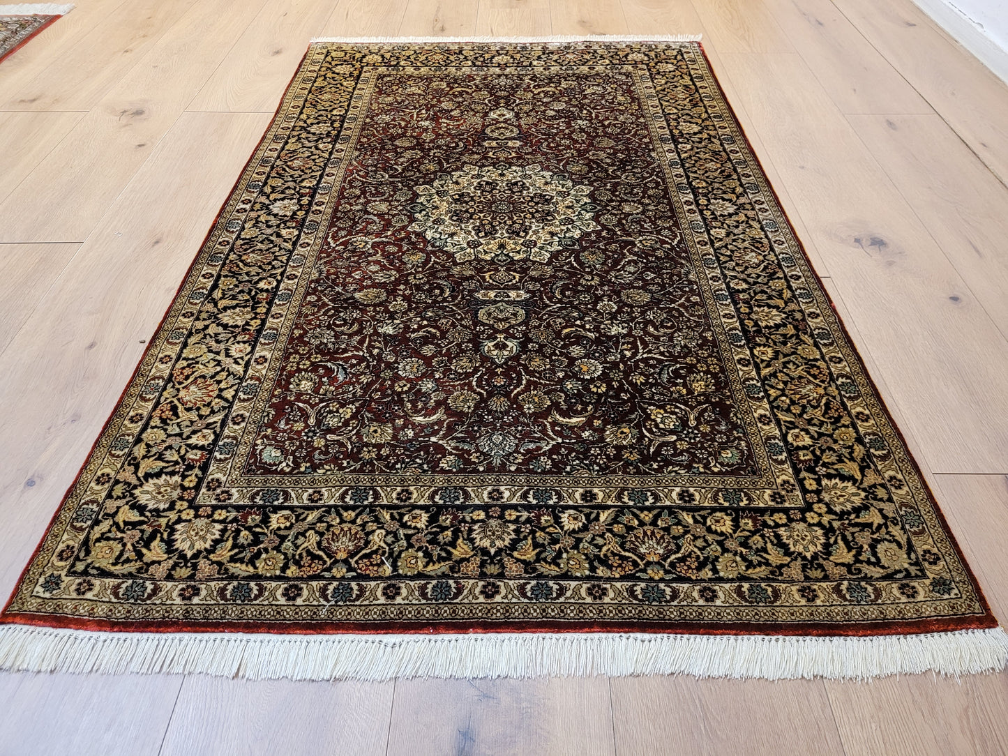 Hereke Teppich Seide auf Seide Medaillon feine Knüpfung