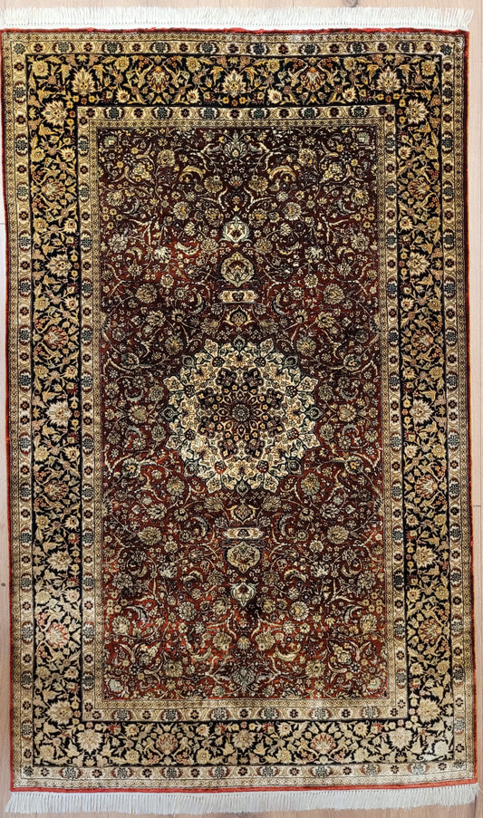 Hereke Teppich Seide auf Seide Medaillon feine Knüpfung