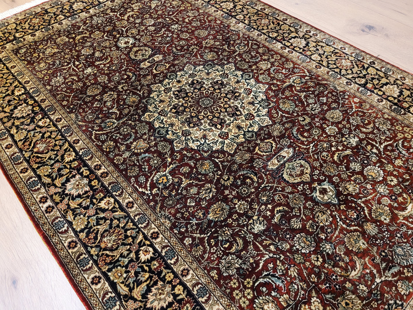 Hereke Teppich Seide auf Seide Medaillon feine Knüpfung