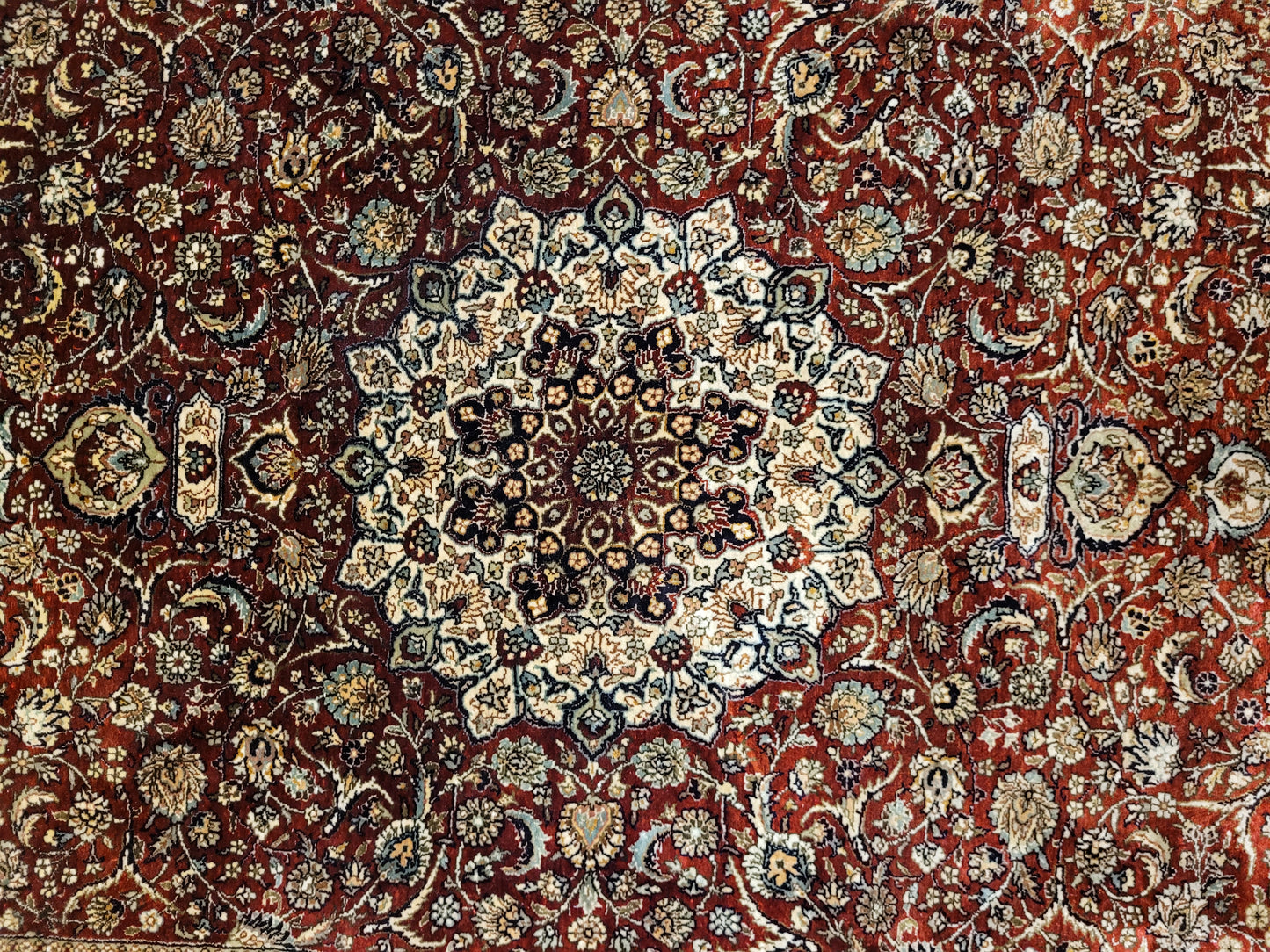 Hereke Teppich Seide auf Seide Medaillon feine Knüpfung